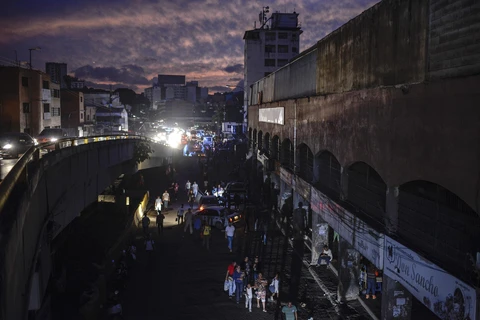 Thủ đô Caracas của Venezuela chìm trong bóng tối do mất điện ngày 22/7/2019. (Nguồn: AFP/TTXVN)