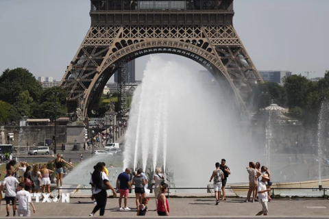 Người dân giải nhiệt tránh nóng tại một đài phun nước ở Paris, Pháp ngày 29/6/2019. (Nguồn: AFP/TTXVN)