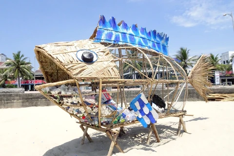 Mô hình cá Bống khổng lồ thu gom rác thải nhựa tại bãi biển Mỹ Khê (Đà Nẵng). Ảnh minh họa. (Ảnh: Trần Lê Lâm/TTXVN)