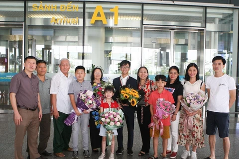 Dương Tùng Lâm (lớp 12 trường Trung học phổ thông chuyên Phan Bội Châu, Nghệ An) giành huy chương đồng bên người thân. (Ảnh: Thanh Tùng/TTXVN)