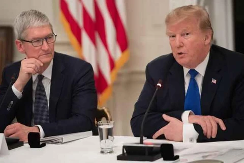 Tổng thống Mỹ Donald Trump ngồi cạnh CEO Apple Tim Cook tại một cuộc họp tháng 3/2019. (Nguồn: Getty Images)