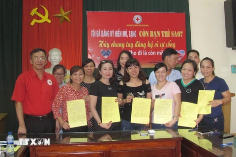 Người dân đến đăng ký hiến mô tạng tại Hội Chữ thập Đỏ tỉnh Ninh Bình. (Ảnh: Thùy Dung/TTXVN)
