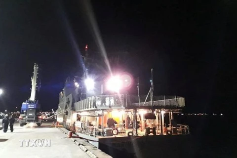 Tàu hải quân Chile được triển khai tới hiện trường vụ tràn dầu tại bến cảng của đảo Guarello, cách thị trấn Puerto Natales của Chile 240 km về phía Bắc, ngày 27/7/2019. (Nguồn: Reuters/ TTXVN)