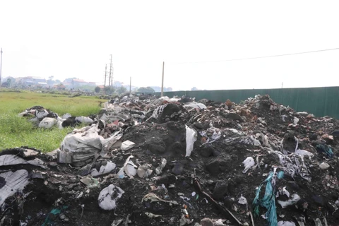 Các loại rác thải sau khi được tái chế còn xỉ nhôm đổ chất thành núi tại thôn Mẫn Xá, xã Văn Môn, huyện Yên Phong, tỉnh Bắc Ninh. (Ảnh: Thái Hùng/TTXVN)