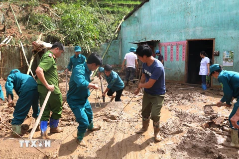 Các lực lượng chức năng khẩn trương hỗ trợ các gia đình ở huyện Hoàng Su Phì bị sạt lở đất do mưa lớn. (Nguồn: TTXVN phát)