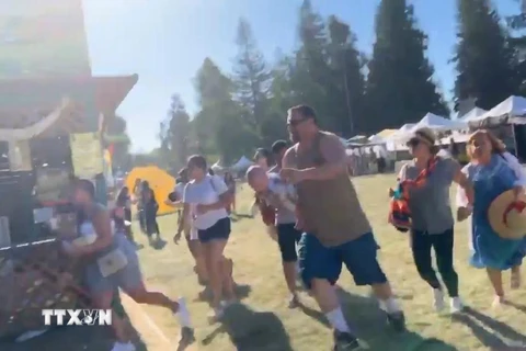 Nhiều người tháo chạy khỏi hiện trường vụ xả súng tại Lễ hội Tỏi thường niên Bắc California, Mỹ ngày 28/7/2019. (Nguồn: ABC15/TTXVN)