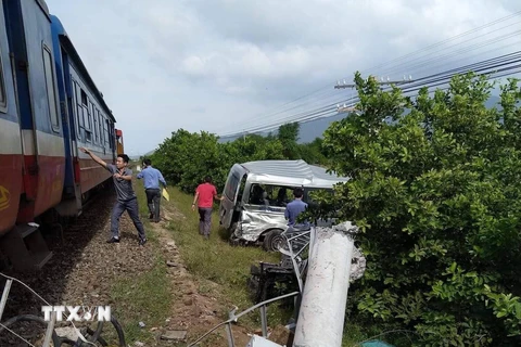 Hiện trường vụ tàu hỏa tông ôtô, 4 người thương vong tại Bình Thuận. (Ảnh: Nguyễn Thanh/TTXVN)