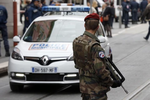 Cảnh sát vũ trang Pháp đứng gác tại một địa điểm công cộng ở Nice. (Nguồn: AFP)