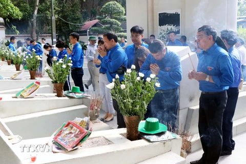 Du khách dâng hương tại khu mộ 10 nữ liệt sỹ thanh niên xung phong hy sinh tại Ngã ba Đồng Lộc, Hà Tĩnh. (Ảnh: Công Tường/TTXVN)