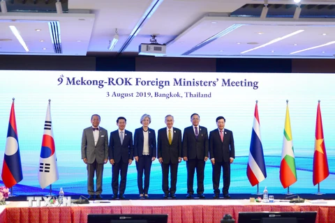 Phó Thủ tướng, Bộ trưởng Ngoại giao Phạm Bình Minh (ngoài cùng, bên phải), Bộ trưởng Ngoại giao Hàn Quốc Kang Kyung-wha (thứ ba, từ trái sang) và các trưởng đoàn dự hội nghị chụp ảnh chung. (Ảnh: Hữu Kiên/TTXVN)