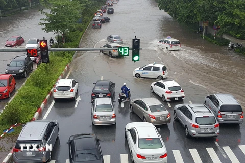 Đường Đàm Quang Trung, quận Long Biên, Hà Nội bị ngập sâu hơn nửa mét. (Ảnh: Đức Thanh/TTXVN)
