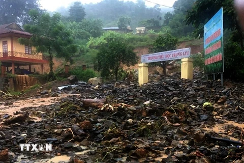Mưa bão gây sạt lở đất vào tới tận trường Tiểu học xã Trung Lý, huyện biên giới Mường Lát. (Ảnh: Nguyễn Nam/TTXVN)