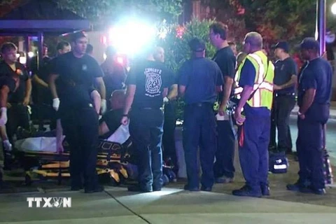 Nhân viên cứu hộ chuyển người bị thương trong vụ xả súng ở Dayton, Ohio, Mỹ, ngày 4/8. (Nguồn: CNN/TTXVN)