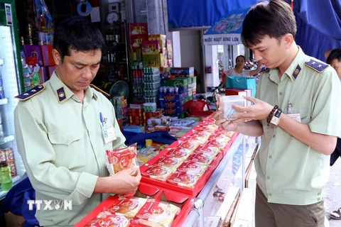 Lực lượng quản lý thị trường kiểm tra một điểm bán bánh Trung Thu ở thành phố Quy Nhơn, năm 2018. (Ảnh: Vũ Sinh/TTXVN)