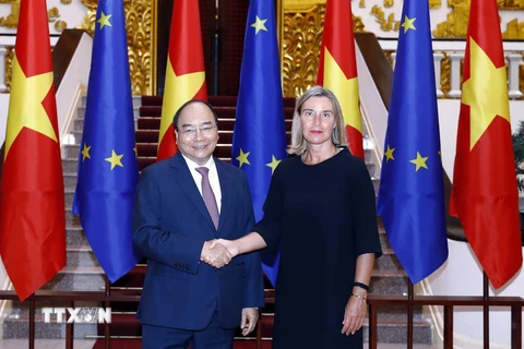Thủ tướng Nguyễn Xuân Phúc tiếp bà Federica Mogherini, Phó Chủ tịch Ủy ban châu Âu, đại diện cấp cao của Liên minh châu Âu (EU) về chính sách Đối ngoại và An ninh. (Ảnh: Thống Nhất/TTXVN)