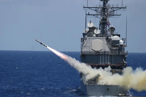 Một tên lửa Harpoon được phóng đi từ tàu USS Lake Erie. (Nguồn: UPI)