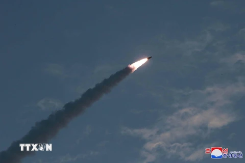 Ảnh do Hãng thông tấn Trung ương Triều Tiên đăng phát ngày 26/7/2019: Tên lửa dẫn đường chiến thuật mới được Triều Tiên phóng thử gần thị trấn ven biển phía Đông Wonsan ngày 25/7/2019. (Nguồn: Yonhap/TTXVN)