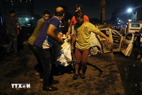 Chuyển nạn nhân bị thương tại hiện trường vụ va chạm xe gây cháy nổ ở trung tâm thủ đô Cairo, Ai Cập ngày 5/8/2019. (Nguồn: THX/TTXVN)