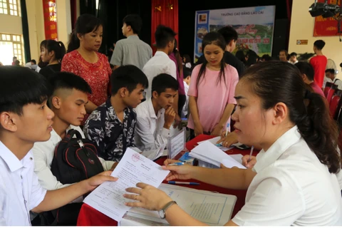 Năm nay, ngoài học sinh của Lào Cai còn có các học sinh đến từ các tỉnh Lai Châu, Yên Bái đến làm thủ tục nhập học. (Ảnh: nguyễn Quốc/Vietnam+)