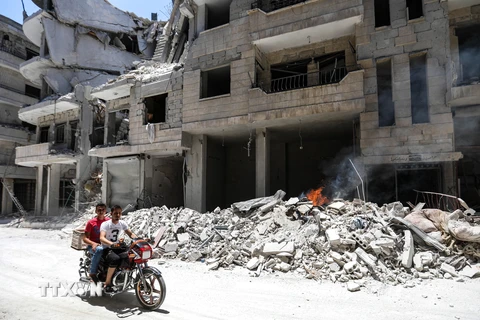 Cảnh đổ nát sau một cuộc không kích tại khu vực Jisr al-Shughur, tỉnh Idlib, Syria, ngày 10/7/2019. (Nguồn: AFP/ TTXVN)
