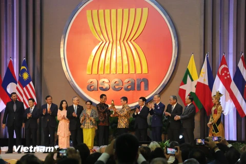 Tổng thống Jokowi trao chìa khóa tượng trưng cho Tổng Thư ký ASEAN Lim Jock Hoi. (Ảnh: Đỗ Quyên/Vietnam+)