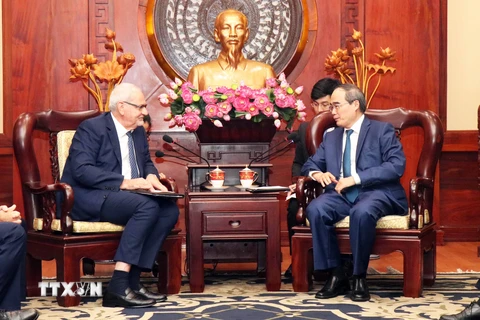 Bí thư Thành ủy Thành phố Hồ Chí Minh Nguyễn Thiện Nhân (phải) tiếp ông Philippe Houerou (trái), Tổng giám đốc điều hành của Công ty Tài chính Quốc tế (IFC). (Ảnh: Xuân Khu/TTXVN).