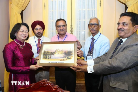 Đại biểu đoàn Ấn Độ tặng quà Phó Chủ tịch nước Đặng Thị Ngọc Thịnh. (Ảnh: Doãn Tấn/TTXVN)