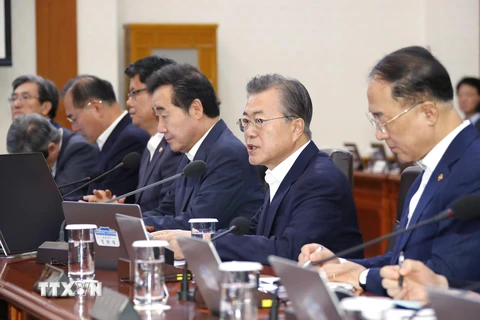 Tổng thống Hàn Quốc Moon Jae-in (thứ 2, phải) chủ trì cuộc họp nội các tại Seoul ngày 13/8/2019. (Nguồn: Yonhap/TTXVN)