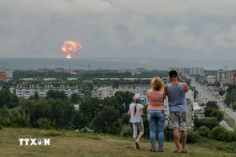 Khói lửa bốc lên từ hiện trường vụ nổ động cơ tên lửa tại bãi thử quân sự gần thành phố Severodvinsk, tỉnh Arkhangelsk, Nga ngày 8/8/2019. (Nguồn: AP/TTXVN)