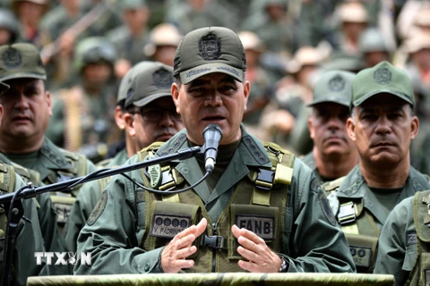 Bộ trưởng Quốc phòng Venezuela Vladimir Padrino phát biểu tại cuộc họp báo ở Caracas. (Nguồn: AFP/TTXVN)