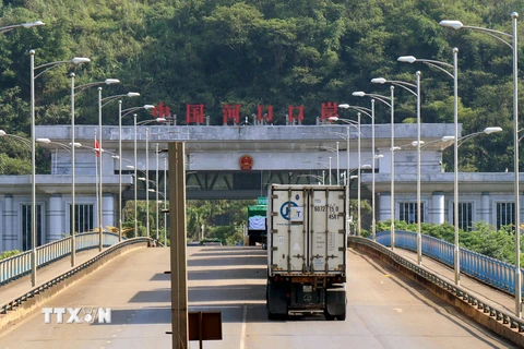 Nhiều xe xếp hàng chờ được làm thủ tục thông quan tại Cửa khẩu đường bộ Kim Thành sang Vân Nam (Trung Quốc) trong sáng 14/8/2019. (Ảnh: Quốc Khánh/TTXVN)
