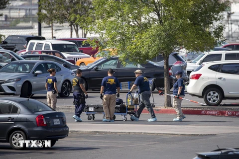 Các điều tra viên làm nhiệm vụ tại hiện trường vụ xả súng ở El Paso, bang Texas ngày 5/8. (Nguồn: THX/TTXVN)