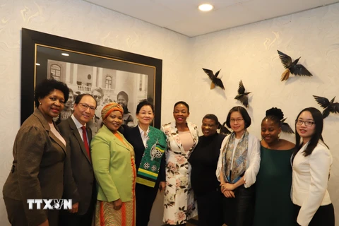 Đoàn đại biểu Hội Liên hiệp Phụ nữ Việt Nam và Liên đoàn Phụ nữ ANC chụp ảnh lưu niệm. (Ảnh: Phi Hùng/TTXVN)