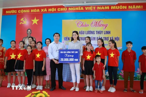 Tân hoa hậu tặng quà Trung tâm Bảo trợ xã hội Cao Bằng. (Nguồn: TTXVN phát)