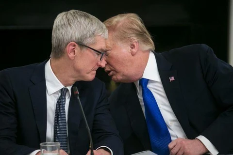 Tổng thống Mỹ Donald Trump và CEO Apple Tim Cook. (Nguồn: Getty Images)