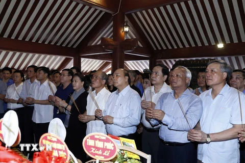 Thủ tướng, Chủ tịch Quốc hội dâng hương tưởng nhớ Chủ tịch Hồ Chí Minh