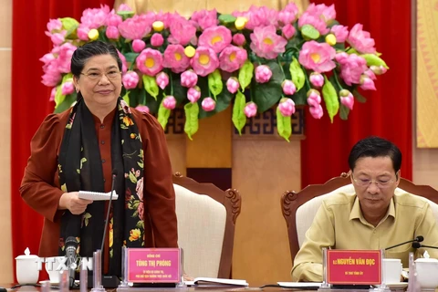 Phó Chủ tịch Thường trực Quốc hội Tòng Thị Phóng phát biểu kết luận buổi làm việc. (Ảnh: Dương Giang/TTXVN)