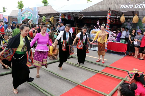 Phần trình diễn múa sạp của các nghệ nhân đến từ tỉnh Sơn La. (Ảnh: Hữu Quyết/TTXVN)