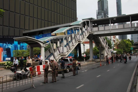 Cảnh sát Thái Lan điều tra tại hiện trường một trong những vụ đánh bom ở Bangkok ngày 2/8. (Nguồn: THX/TTXVN)