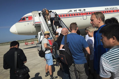 Du khách nước ngoài lên máy bay của hãng hàng không Triều Tiên. (Nguồn: time.com)
