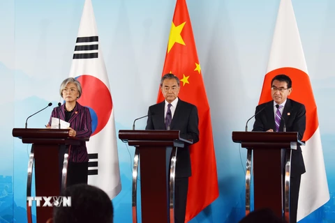 Ngoại trưởng Hàn Quốc Kang Kyung-wha, Ngoại trưởng Trung Quốc Vương Nghị, Ngoại trưởng Nhật Bản Taro Kono trong cuộc họp báo chung sau hội đàm ba bên tại Bắc Kinh ngày 21/8/2019. (Nguồn: YONHAP/TTXVN)