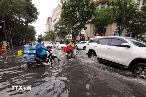 Giao thông Hà Nội hỗn loạn vì mưa lớn gây ngập. (Ảnh: Thành Đạt/TTXVN)