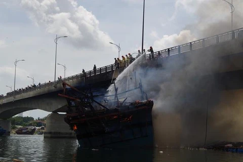Quảng Ngãi: Tạm dừng mọi phương tiện giao thông qua cầu Trà Bồng