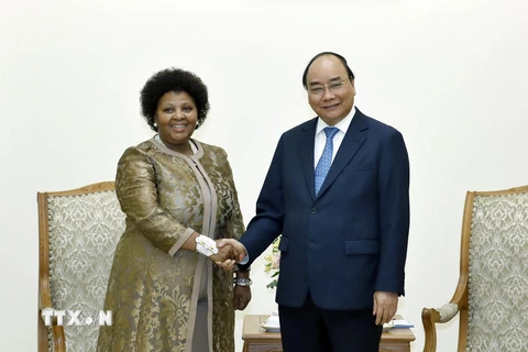 Thủ tướng Nguyễn Xuân Phúc tiếp Bà Nosiviwe Noluthando Mapisa-Nqakula, Bộ trưởng Quốc phòng và Cựu Chiến binh Nam Phi. (Ảnh: Thống Nhất/TTXVN)