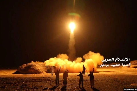 Ảnh minh họa: Một vụ phóng tên lửa của phiến quân Houthi. (Nguồn: Reuters)