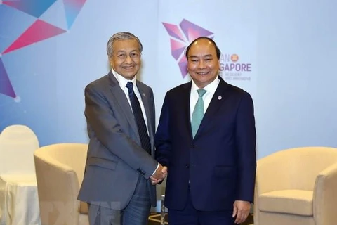 Thủ tướng Nguyễn Xuân Phúc và Thủ tướng Malaysia Mahathir Bin Mohamad trong cuộc gặp bên lề Hội nghị Cấp cao Hiệp hội các quốc gia Đông Nam Á (ASEAN) lần thứ 33 và các hội nghị cấp cao liên quan tại Singapore. (Ảnh: Thống Nhất/TTXVN)