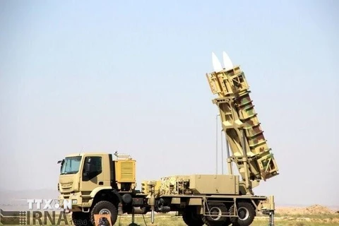 Tên lửa di động đất đối không tầm xa Bavar-373 tự sản xuất trong nước của Iran được ra mắt vào ngày Công nghiệp quốc phòng Iran ngày 22/8/2019. (Nguồn: IRNA/TTXVN)