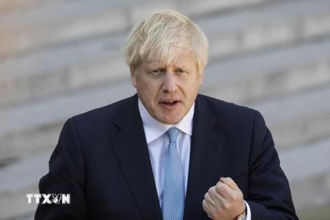 Thủ tướng Anh Boris Johnson phát biểu với báo giới tại Paris, Pháp ngày 22/8/2019. (Nguồn: AFP/TTXVN)