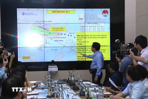 Tổng Cục trưởng Tổng Cục phòng chống thiên tai, Phó Ban Chỉ đạo Trung ương về phòng chống thiên tai Trần Quang Hoài báo cáo về tình hình diến biến của cơn bão số 4, chiều 28/8. (Ảnh: Vũ Sinh/TTXVN)