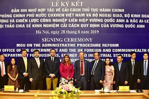 Đại biểu hai nước tại lễ ký kết. (Nguồn: vpcp.chinhphu.vn)